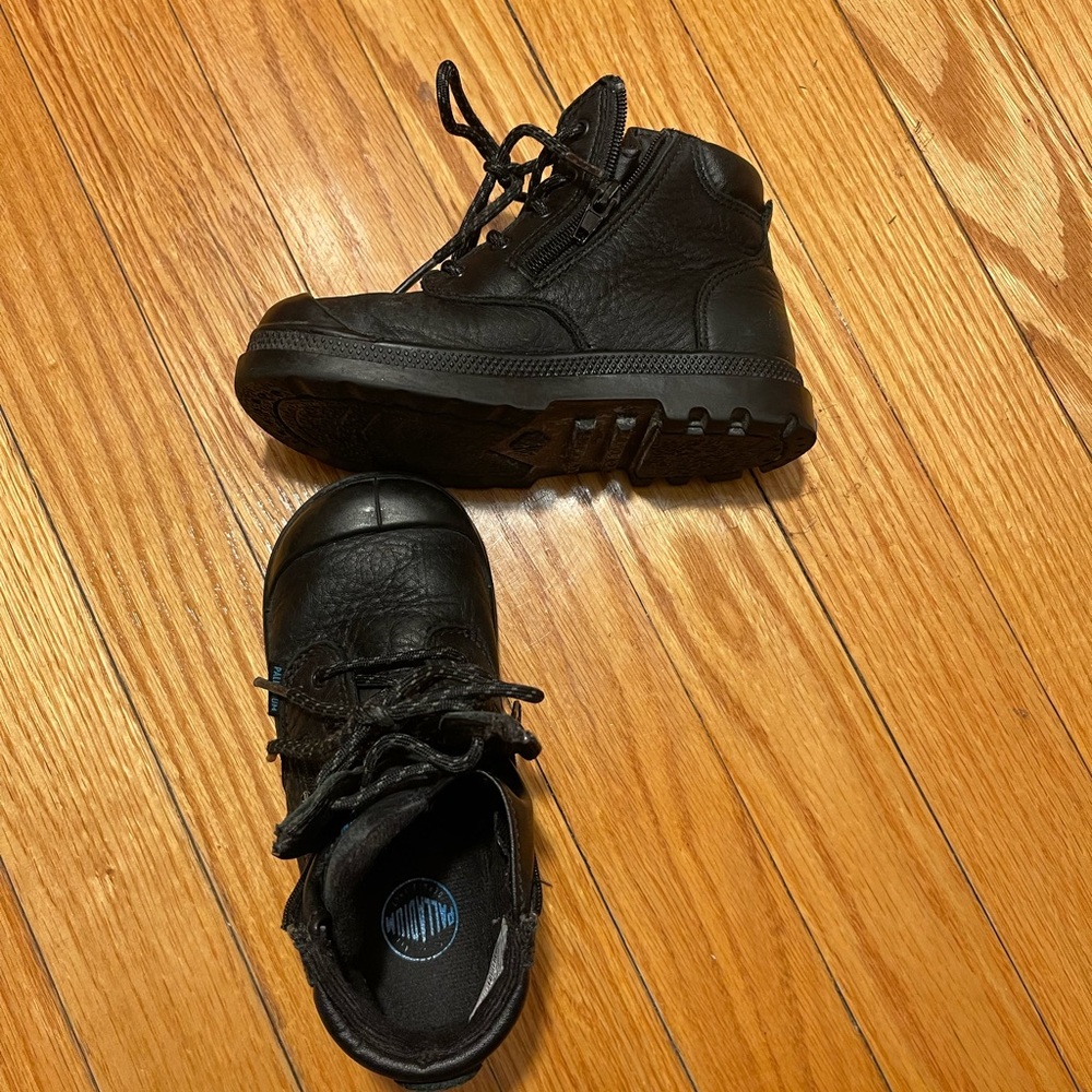 Palladium kids size 9 US,very good condition